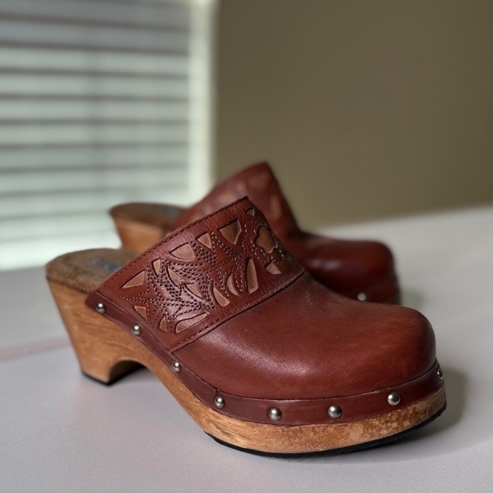 VTG Y2K Candies Brown Leather Studded Wooden Platform Clogs Mules Size 6M